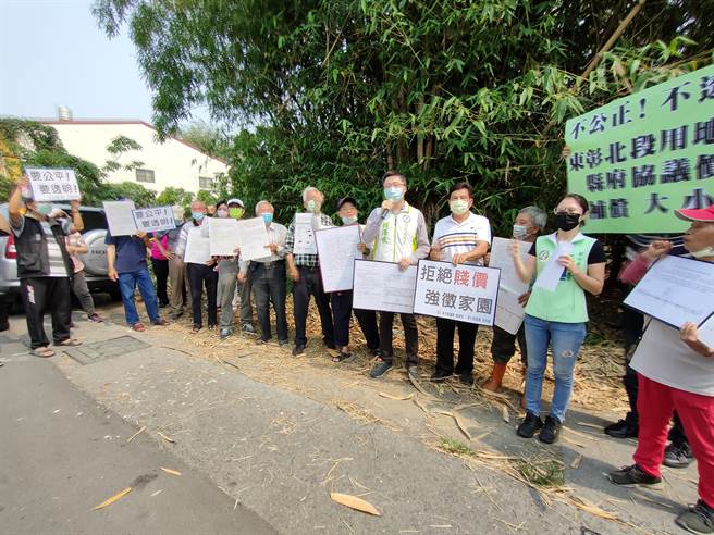 彰化县议员张欣倩、赖泽民近日收到许多民眾陈情，指县府办理东彰快速道路用地徵收的协调价格与补偿标准不一，且若不同意就要用更低的徵收价格强制徵收，根本恐吓。(吴建辉摄)