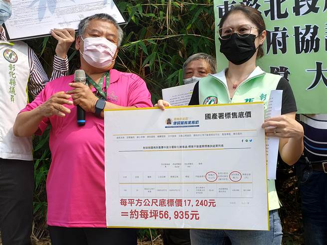 地主张先生表示，他位在员水路旁的农牧用地，紧邻国有财产署旁，他2010年5月底价是43万8586元，换算每坪约5万6935元，但他的土地县府每坪收购不到2万元。(吴建辉摄)