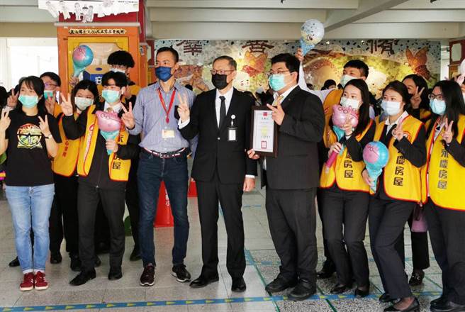 丽山国小园游会今年永庆房屋共赞助40顶帐篷，校方更是特别颁发感谢状，讚赏永庆的大力协助，让活动圆满顺利。(图/永庆房屋提供)