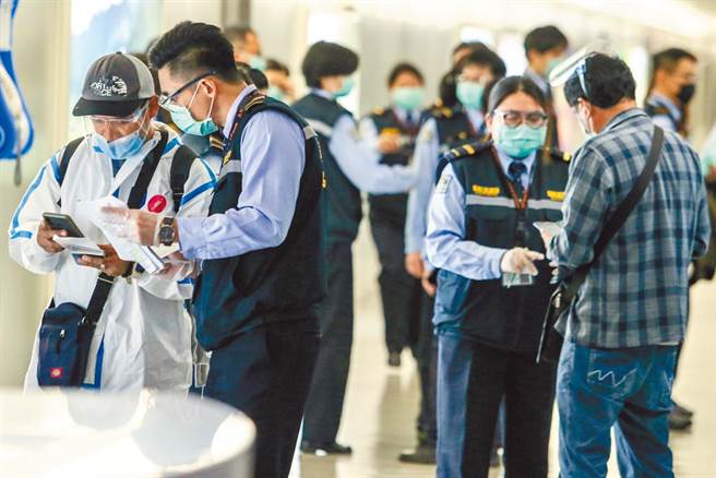 台帛旅游泡泡将启动，旅客回家须搭防疫计程车或亲友接送。图为桃园机场入境旅客。（资料照/陈麒全摄）