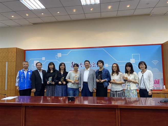 新竹县政府30日于主管会报中，表扬6名服务年资超过、将近20年的社工、社工督导，感谢她们长期协助孩子、青少年。（庄旻静摄）