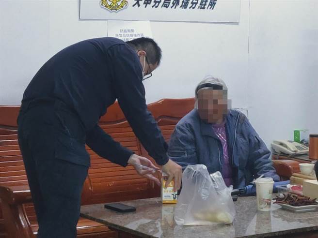 警方先将老妇带到所内休息，并买来餐点让她饱餐一顿。（大甲警分局提供／陈淑娥台中传真）