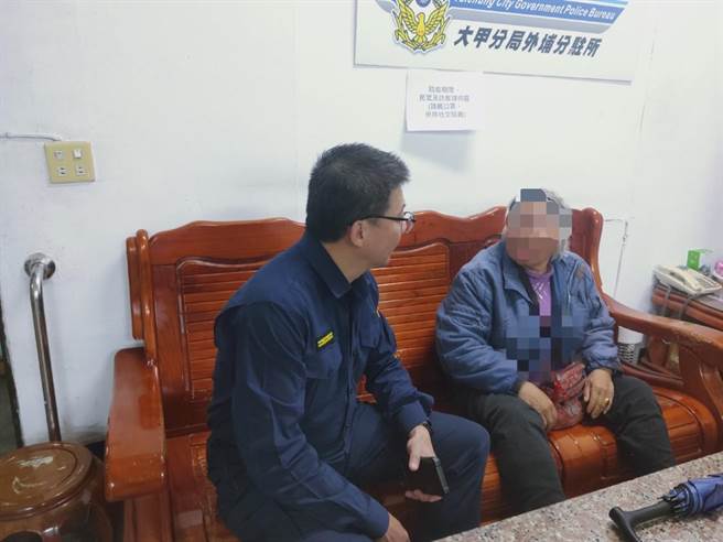 警方先将老妇带到所内休息，并买来餐点让她饱餐一顿。（大甲警分局提供／陈淑娥台中传真）