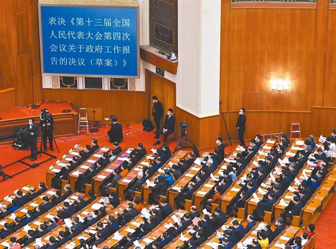 大陆全国人大常委会今天修订通过《香港基本法》附件一及附件二，修改香港选举制度。图为2021年3月11日大陆第十三届全国人民代表大会第四次会议在北京人民大会堂举行闭幕会。 （新华社资料照）