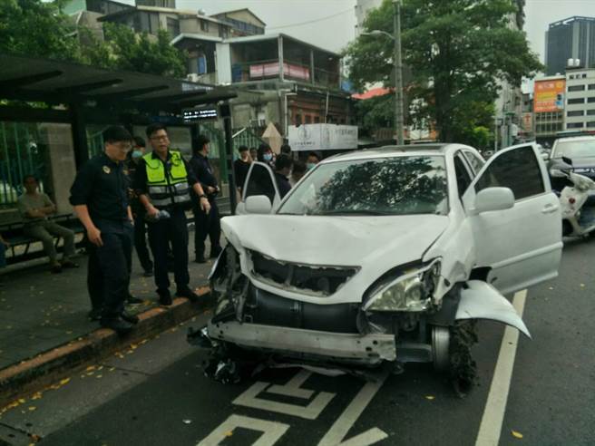 北市通缉犯拒检逃逸，警方开8枪追车逮人。（陈鸿伟翻摄）