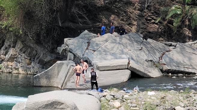 南投縣仁愛鄉北港溪，驚見無頭軀幹與大腿骨。（民眾提供／廖志晃南投傳真）