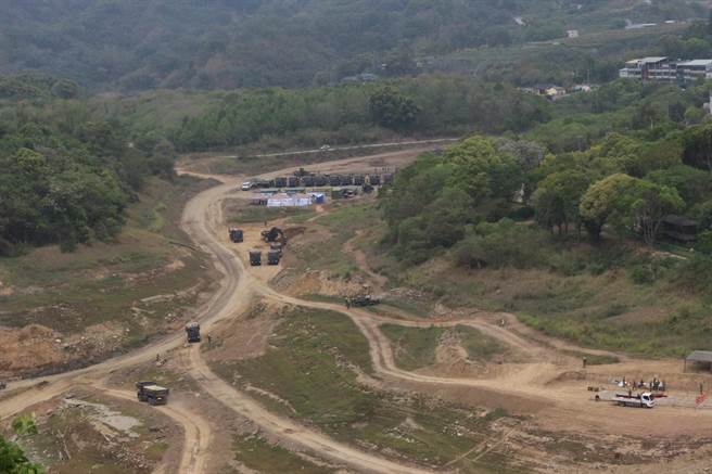 鯉魚潭水庫展開清淤作業，30日國軍舉辦開工儀式，將與經濟部水利署中區水資源局、第3河川局，共同清出約24萬立方公尺的淤泥。（巫靜婷攝）