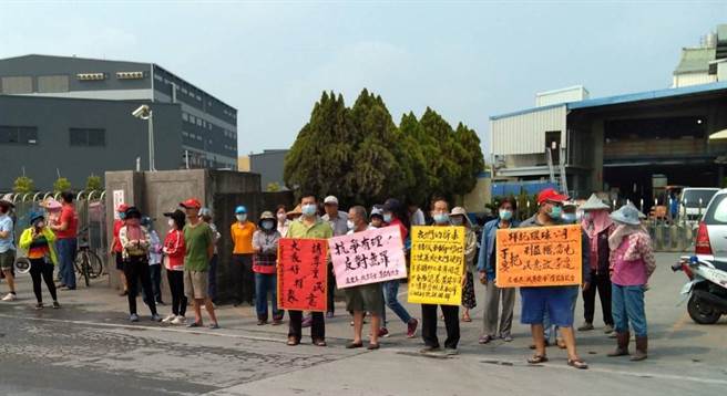 抗议燕巢区环球水泥大车出入问题，凤龙巷民眾30日到场陈情。（林瑞益摄）