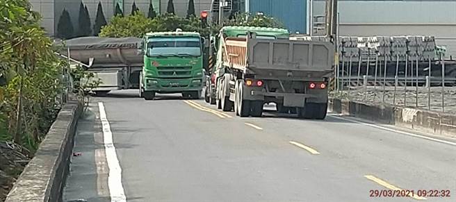 环球水泥厂的大车出入频繁，且当地道路狭窄，没有路肩，恐造成交通上的问题。（翻摄照片／林瑞益高雄传真）