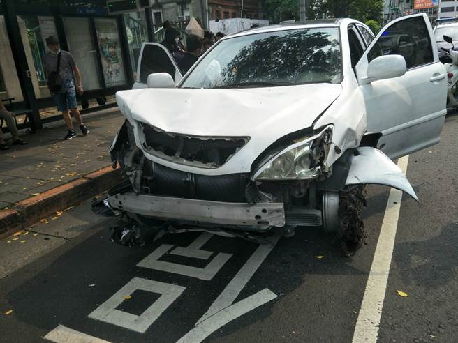 嫌犯驾驶的白色休旅车车头几乎全毁。（陈鸿伟翻摄）