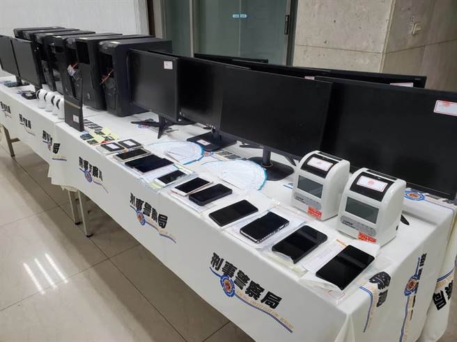 警方查扣到电脑、手机等赃证物。（林郁平摄）