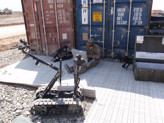 佛里曼認為，美國應停止口水與口號，加強勞動力教育、科技研發、創新等作為，以實力勝過大陸，才能讓美國民主散發吸引力。圖為美軍機器人。(圖/DVIDS)