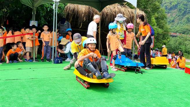  绿博的亲子滑草坡让孩子们玩得不亦乐乎。（宜兰县政府提供／胡健森宜兰传真）
