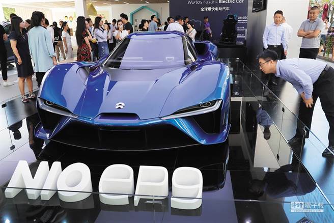 大陸官媒批評企業「紙上造車」亂象。圖為蔚來生產新能源車。（美聯社）