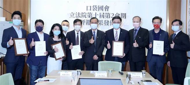 口袋国会完成第十届第2会期委员问政总评比，于30日宣布各委员会优良及优质立委名单，并由台大政治系教授王业立（右5）颁发受奖委员「口袋国会推荐书」，向所有选民推荐优良立委。图中出席受奖立委左起蒋万安、邱显智、谢衣凤、洪孟楷、张廖万坚、赖惠员（右4）及张宏陆（右2）。（郑任南摄）