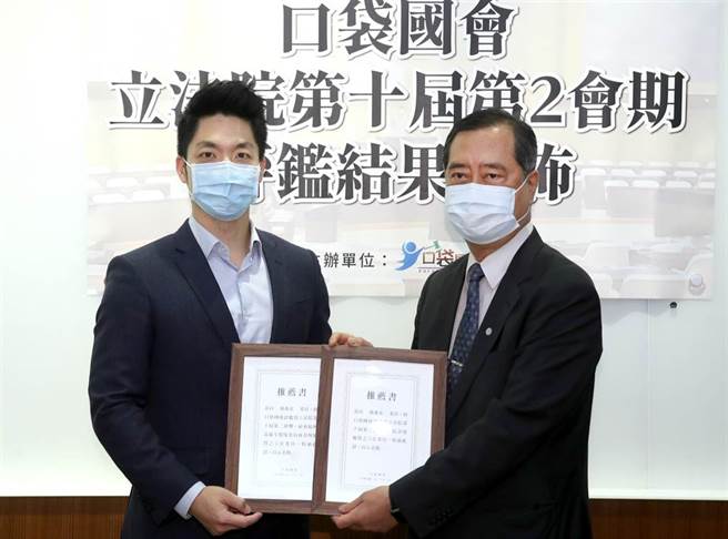 台大政治系教授王业立（右）颁发受奖委员「口袋国会推荐书」给优良立委蒋万安（左）。（郑任南摄）