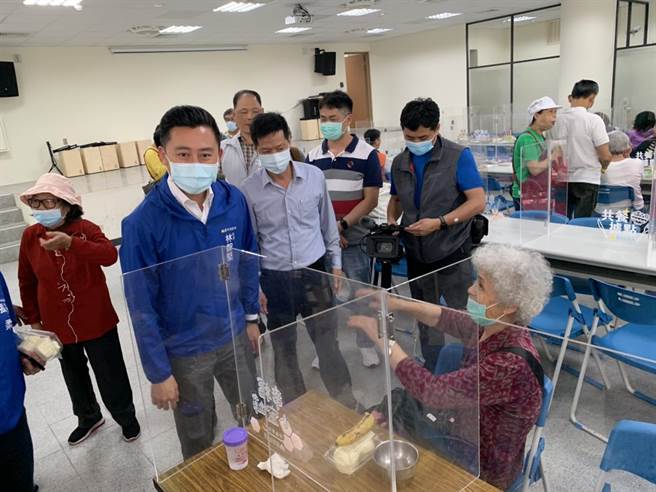 新竹市第61座共餐食堂即將在南勢區啟用，市長林智堅（左）30日特別到場了解準備狀況。（陳育賢攝）