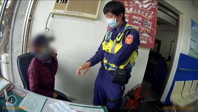 左营区一名71岁汪姓妇人3月29日慌张地到左营警分局启文派出所寻求警方协助，警员了解后，阻止妇人遭诈骗，保住48万元新台币老本。（翻摄照片／林瑞益高雄传真）