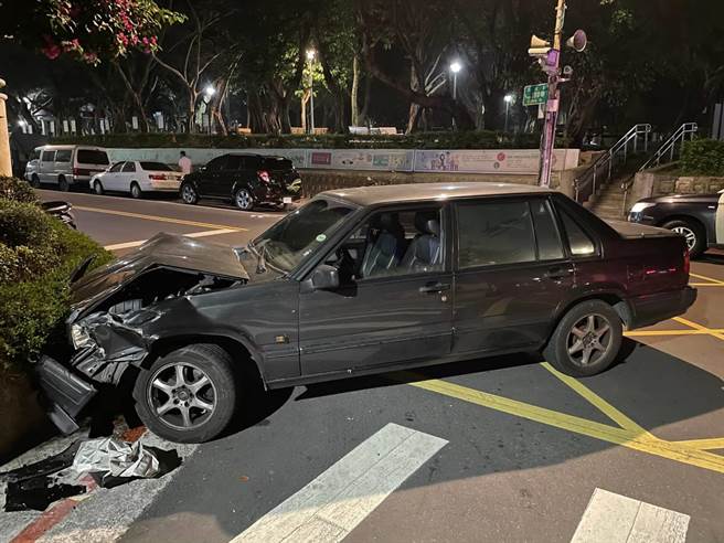 賴男撞到路邊花圃後車子才停下來，經抽血檢驗發現他的酒測值高達1.67。(翻攝照片／林郁平台北傳真）