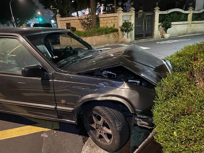 賴男撞到路邊花圃後車子才停下來，經抽血檢驗發現他的酒測值高達1.67。(翻攝照片／林郁平台北傳真）