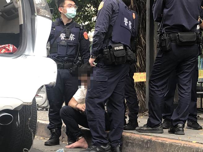 北市警方30日下午1时许，在万大路、富民路临检时，46岁林姓窃盗通缉犯开车试图逃逸，警方随即开车追逐，并连开8枪试图制止。（陈鸿伟翻摄）