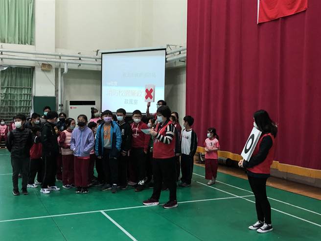 新北市消防局政風室結合「廉政」與「消防」，到校舉辦宣導活動。（新北市消防局提供）