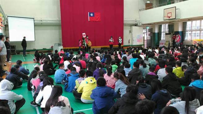 新北市消防局政風室結合「廉政」與「消防」，到校舉辦宣導活動。（新北市消防局提供）