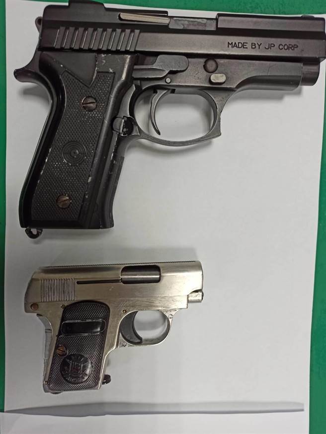 警方寻获车辆时，在陈男身上搜出2把改造手枪。（翻摄照片／陈彩玲基隆传真）