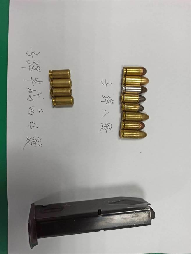 警方寻获车辆时，在陈男身上搜出2把改造手枪。（翻摄照片／陈彩玲基隆传真）