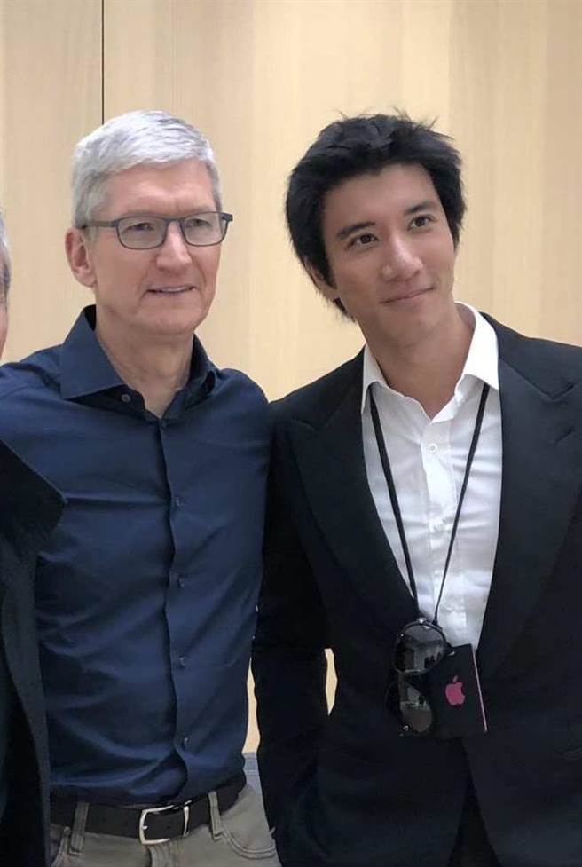 王力宏与苹果电脑 CEO 提姆·库克 (Tim Cook)合照（宏声文化提供）
