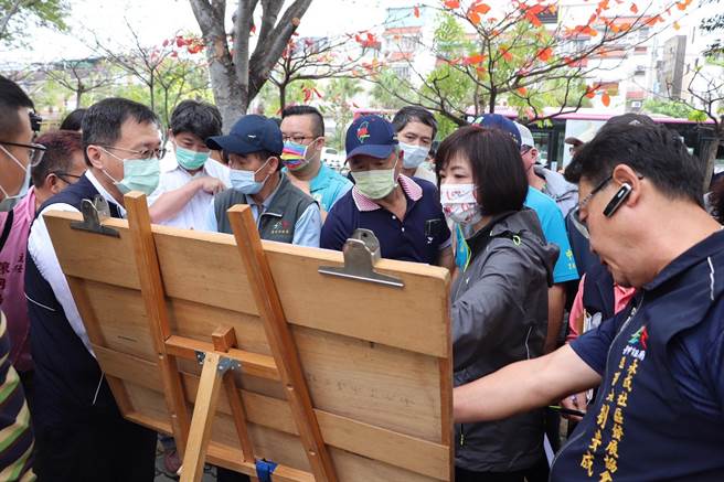 台中市南太平地区遇雨即淹，永成、太平、中平等里里民多次反应，立法委员何欣纯上午邀内政部营建署下水道工程处、台中市水利局前往会勘，营建署同意补助4千万元予以改善。（何欣纯提供／冯惠宜台中传真）