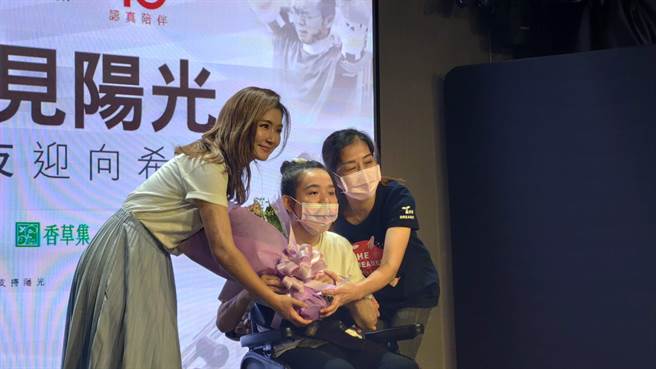阳光基金会今天邀请艺人Selina（左）担任爱心大使。（林良齐摄）