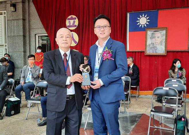 立人高中校长刘瑞钟（左）颁发杰出校友奖给立委庄竞程。（庄竞程服务处提供／冯惠宜台中传真）