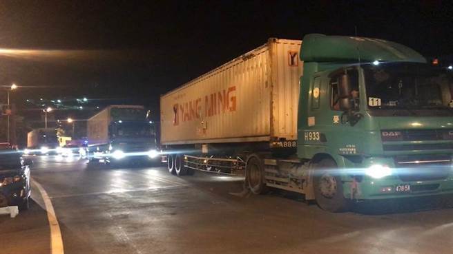 最后一批120束燃料棒，28日凌晨送抵基隆港货柜轮上。（翻摄照片／陈彩玲基隆传真）