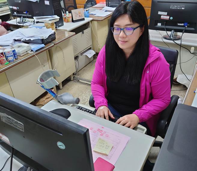 透过职务再设计提供电动轮椅，何欣茹可在办公区域可自由移动。新北市劳工局提供