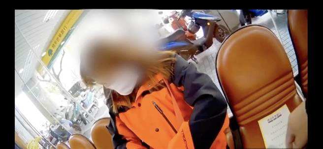 曾姓熟女在網路交友，差點受騙上當，警方及時攔阻。（柯宗緯翻攝）