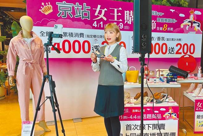 台北車站周邊的百貨公司下月起推優惠活動，今傳出一名機車騎士中了統一發票千萬特獎。（資料照）