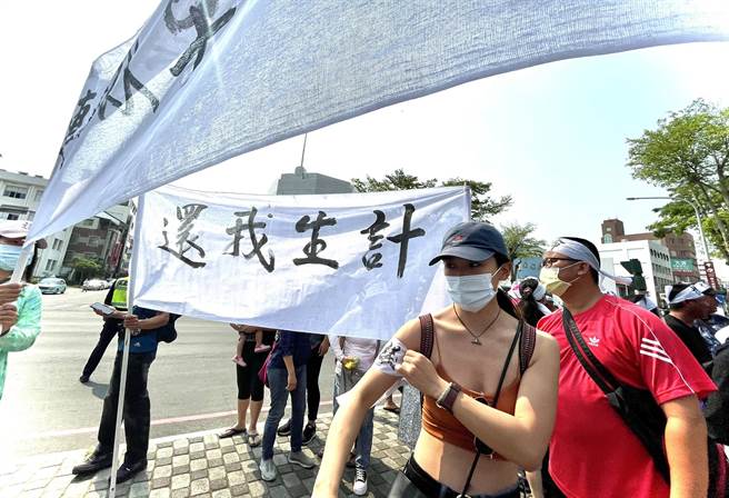 不滿南寮大街在旺季要封路施工，綠島居民今天持白布條到台東縣政府抗議。（莊哲權攝）