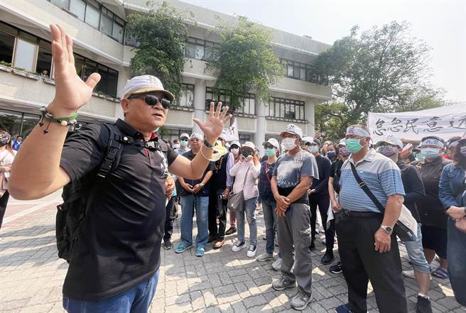 不滿南寮大街在旺季要封路施工，綠島鄉長謝賢裕（左）與近百位居民，30日到台東縣政府抗議。（莊哲權攝）