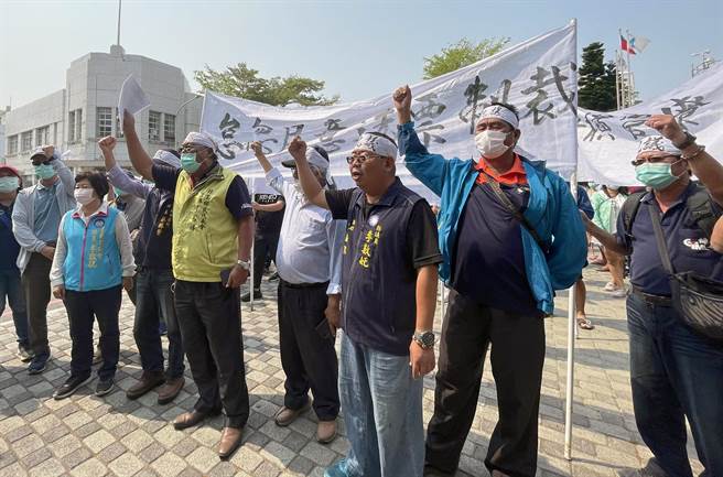 不滿南寮大街在旺季要封路施工，綠島居民今天持白布條到台東縣政府抗議。（莊哲權攝）
