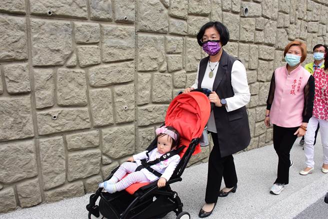  斥资3.2亿元、施工期逾2年的彰化县人本城区环境整合计画30日正式完工启用，彰化县长王惠美亲自推着娃娃推车体验感受全新的人行步道。（谢琼云摄）