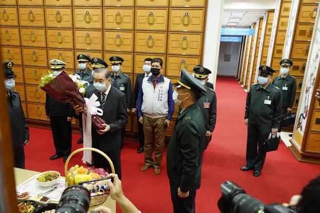 軍友社理事長李棟樑赴五指山國軍示範公墓沈一鳴靈前追思。（軍友社提供）