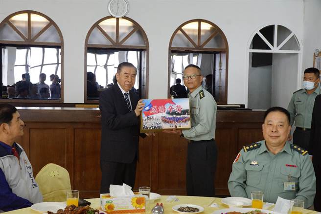 李棟樑慰勞後指部公墓管理組官兵。（軍友社提供）