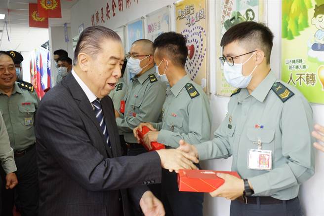 李棟樑致贈官兵慰問品。（軍友社提供）