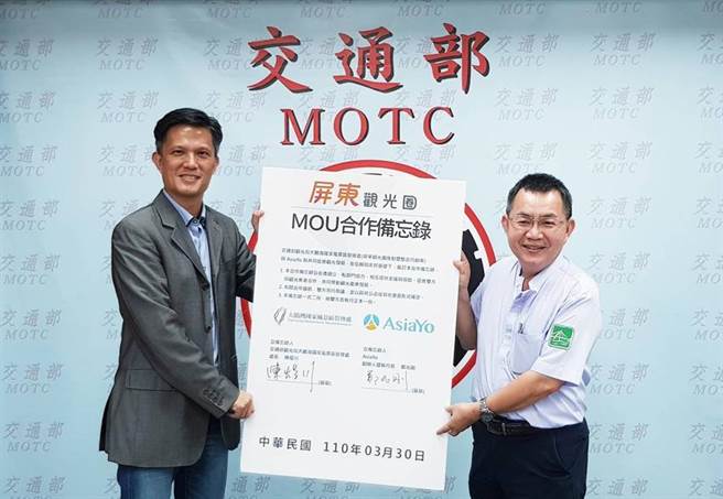 左为AsiaYo创办人兼执行长郑兆刚，右为大鹏湾国家风景区管理处处长陈煜川。（图／郭建志摄）