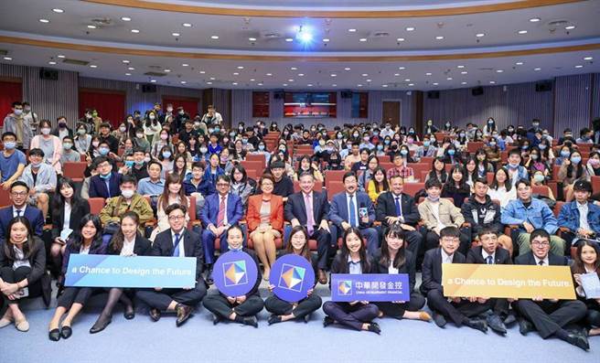 開發金控總經理龐德明(Steve Bertamini)(中)於3月份率領多位新任外籍主管前往政治大學參與校園徵才說明會。（圖／開發金控提供）