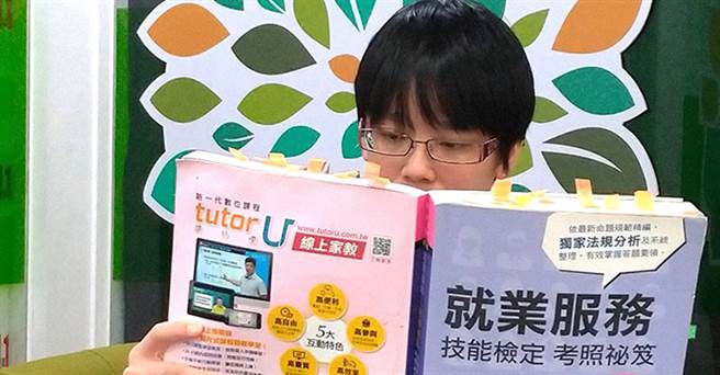 「就业服务乙级技术士证照」是国家级证照1次考取终生有效，企业人资拥有该证照，平均可加薪3~5000元不等。(图/中华人事主管协会提供)