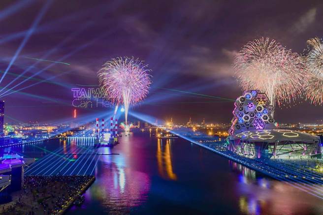 2021国庆烟火在高雄，可望创造丰硕观光财。图为跨百光年大港烟火画面。（高市观光局提供／柯宗纬高雄传真）