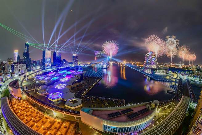 2021国庆烟火在高雄，可望创造丰硕观光财。图为跨百光年大港烟火画面。（高市观光局提供／柯宗纬高雄传真）