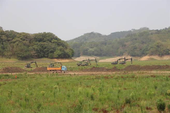 苗栗縣水情嚴峻，明德水庫蓄水量持續降低，集水區出現綠油油草原景象，農田水利署、經濟部水利署第二河川局及國軍把握時機，執行清淤工作。（何冠嫻攝）
